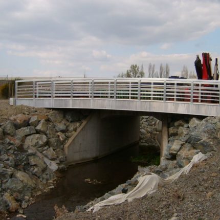 La passerelle en aluminium en platelage bois imputrescilble